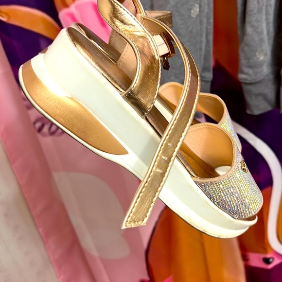 Fairly worn juicy couture, women’s size 7-7 and a half bling sandals. - Picture 3 of 3